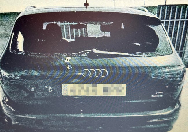 Fotografía del Audi negro en el que impactaron algunos disparos.