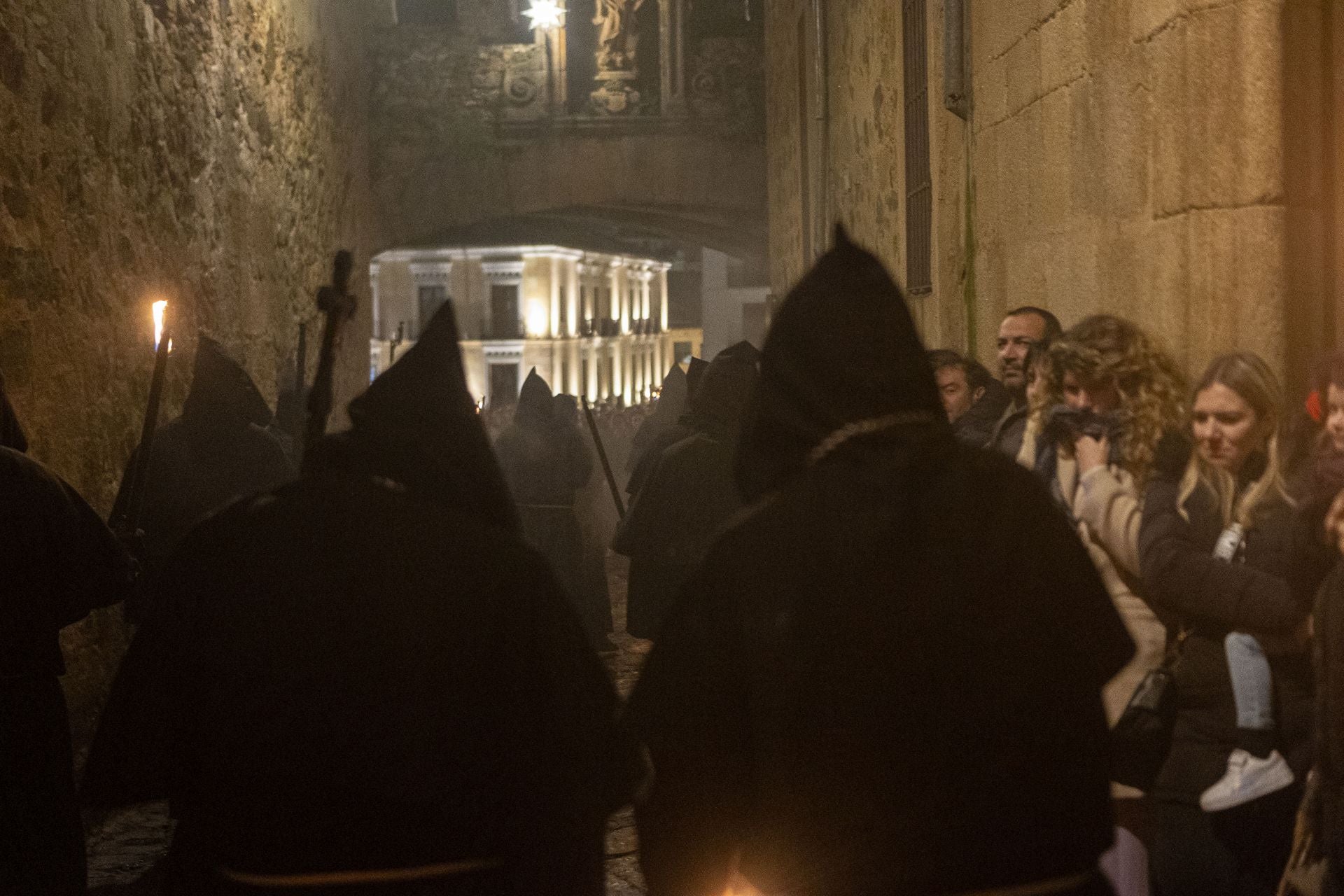 Las mejores imágenes de la procesión del Cristo Negro en Cáceres