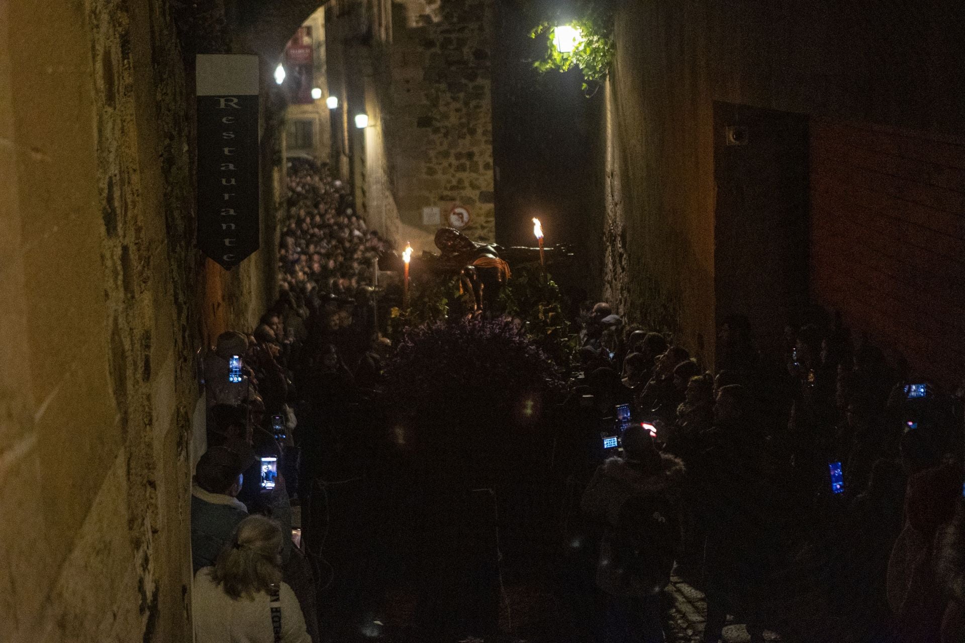 Las mejores imágenes de la procesión del Cristo Negro en Cáceres