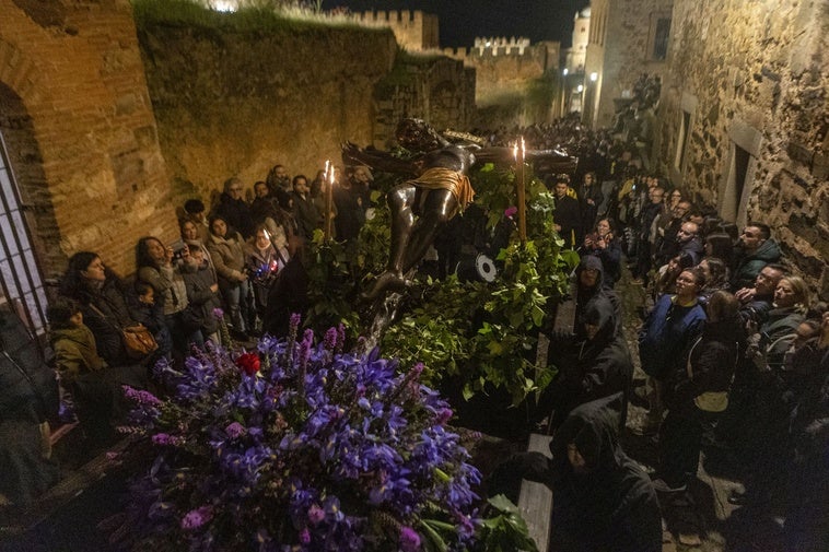 Los 59 guardianes del Cristo Negro en Cáceres