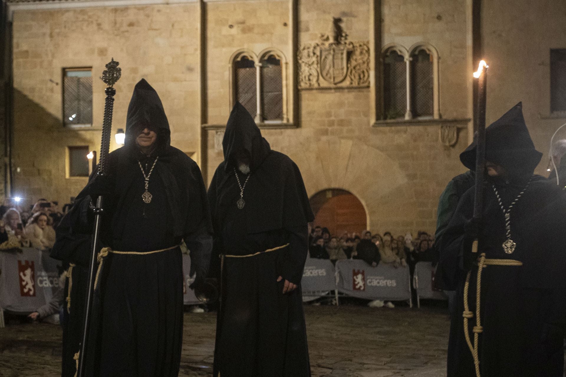 Las mejores imágenes de la procesión del Cristo Negro en Cáceres