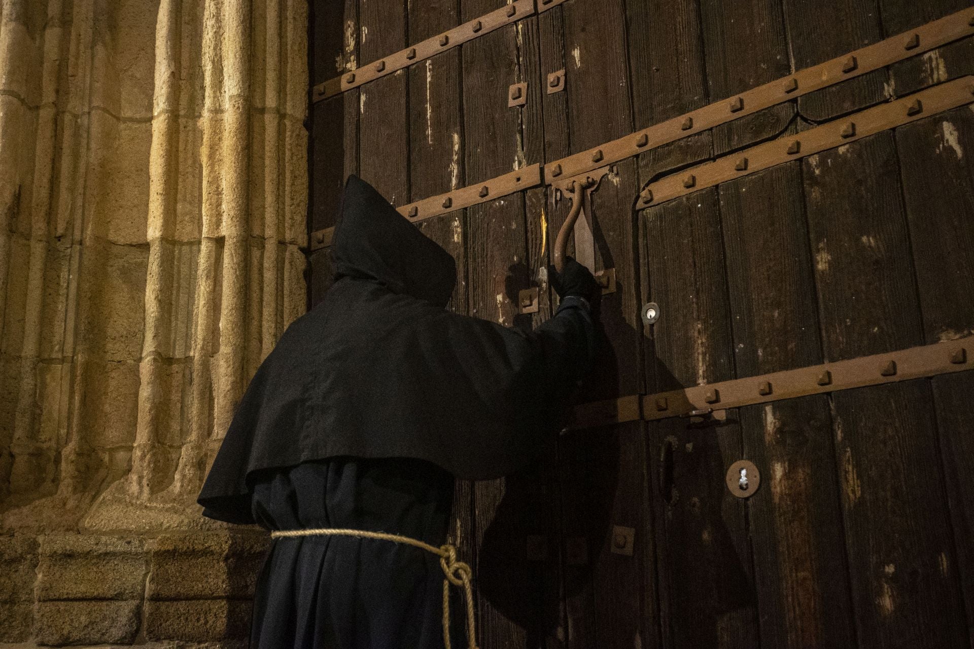 Las mejores imágenes de la procesión del Cristo Negro en Cáceres