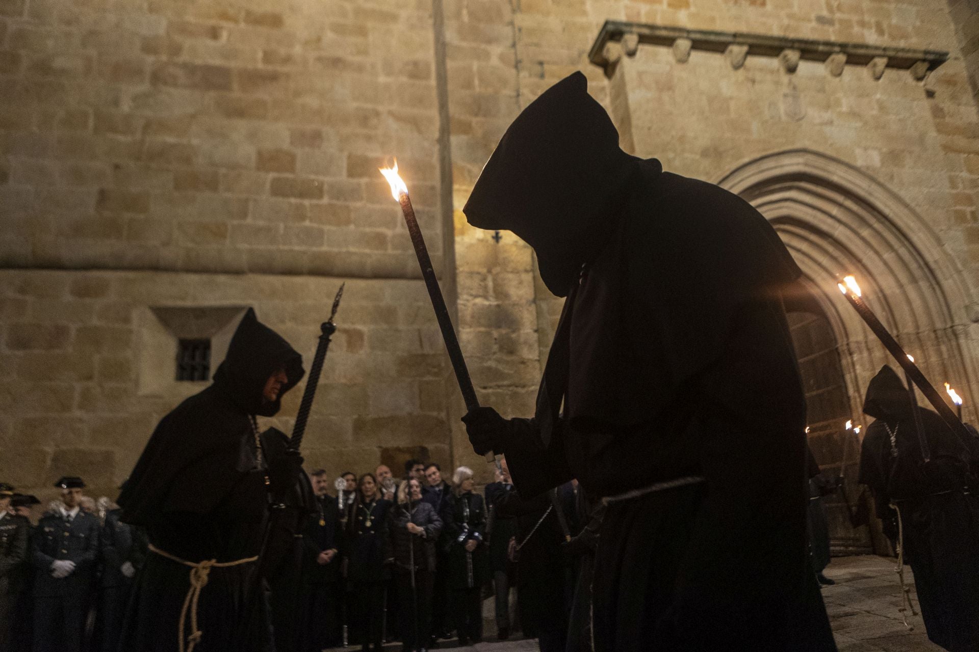 Las mejores imágenes de la procesión del Cristo Negro en Cáceres