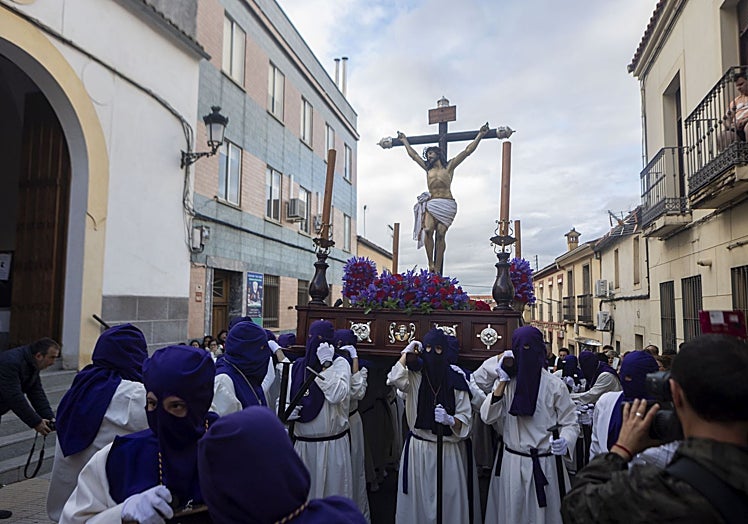Cristo del Amor a su salida de la capilla del colegio San José, en Cáceres.