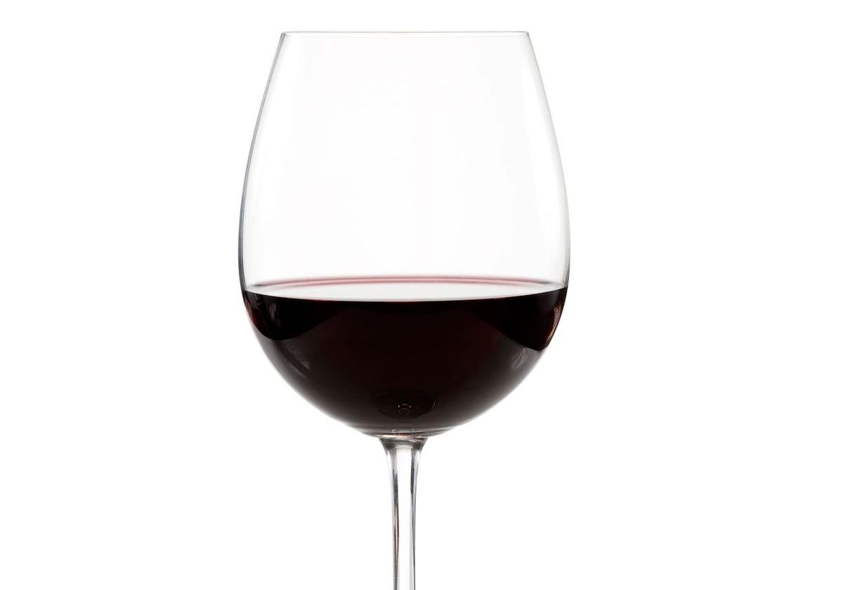 Los vinos tinto y blanco de Mercadona recomendados por la OCU que arrasan en ventas (y cuestan menos de 3€)