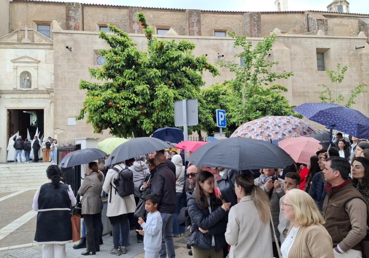 La Virgen de la Soledad sale a la plazuela, repleta de público deseoso de ver procesiones.