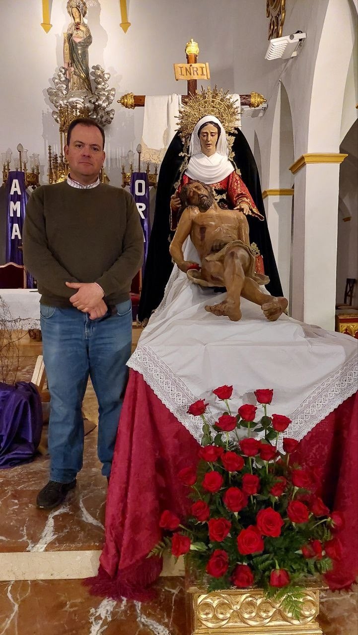 Juan Nicolás junto a la imagen de María Santísima de la Piedad.