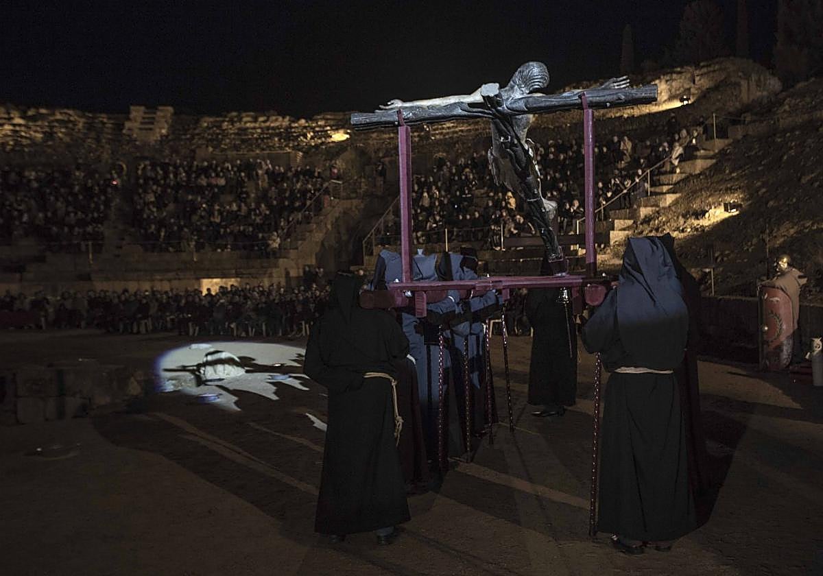 Cristo de la O sobre la arena del Anfiteatro Romano.