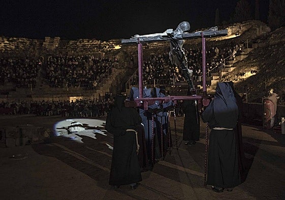 Cristo de la O sobre la arena del Anfiteatro Romano.