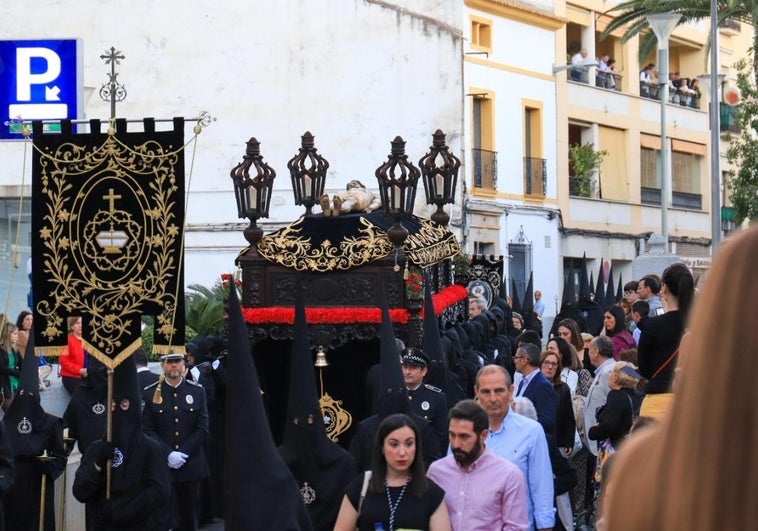 El Santo Entierro y El Silencio miran al cielo para salir en procesión en Villanueva de la Serena