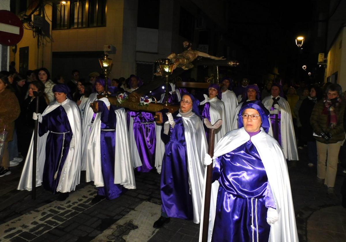 Imagen del Cristo en la Cruz por el centro urbano.