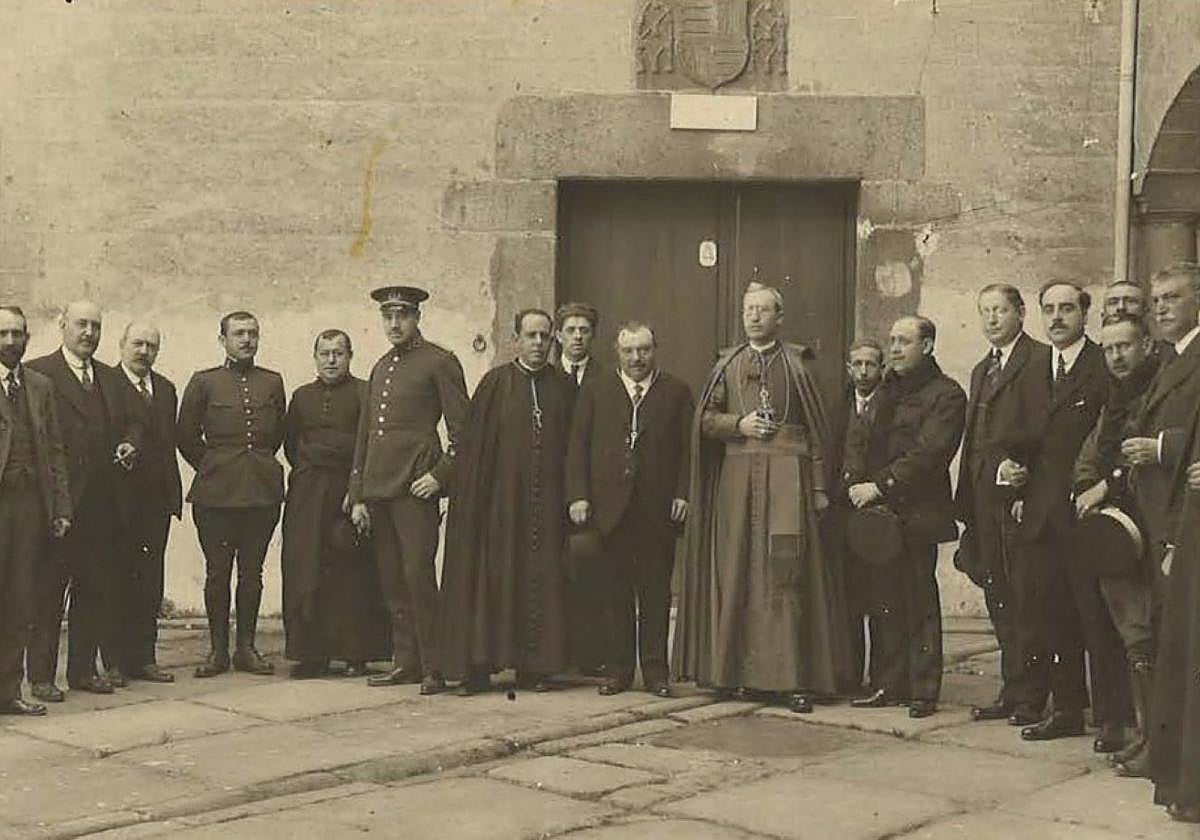 Autoridades civiles y religiosas, en el Palacio Episcopal en 1921.