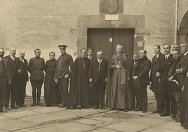Autoridades civiles y religiosas, en el Palacio Episcopal en 1921.