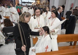 La consejera de Educación, Mercedes Vaquera, consuela a una nazarena tras suspenderse el desfile.