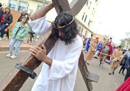 Luis Salguero, 'el sevillano', con la cruz a cuestas en el viacrucis del Cerro de Reyes.