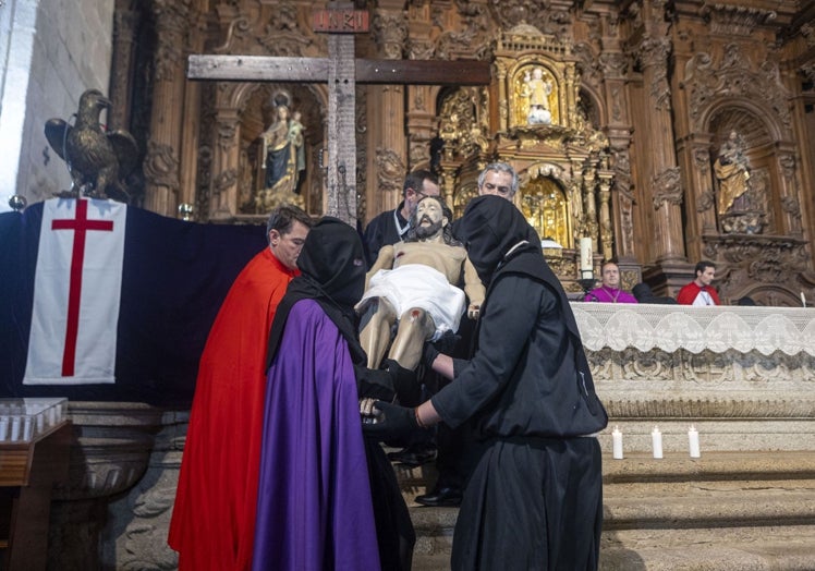 Momento en el que el Cristo articulado se baja de la cruz para ser introducido en la urna.