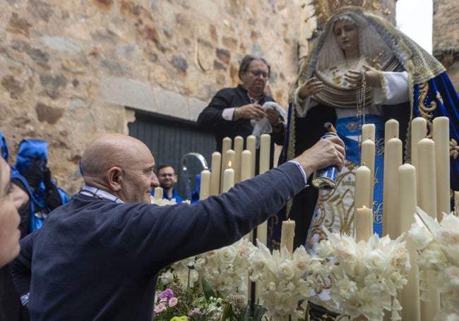 Toño Pérez, chef de Atrio, enciende con soplete las velas de Nuestra Señora de Gracia y Esperanza de la cofradía de la Expiración.