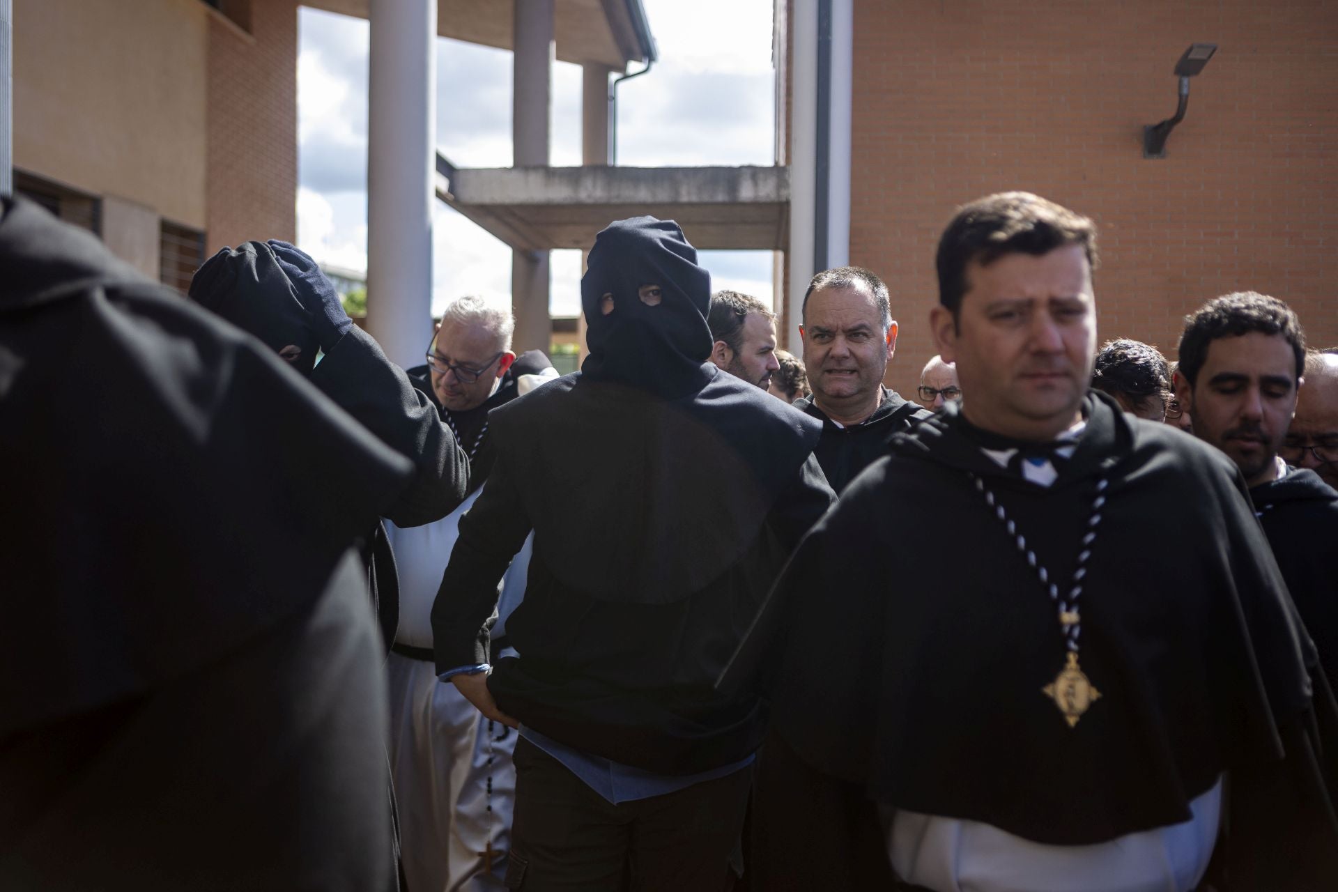 La procesión de la Cofradía del Cristo de la Victoria de Cáceres, en imágenes
