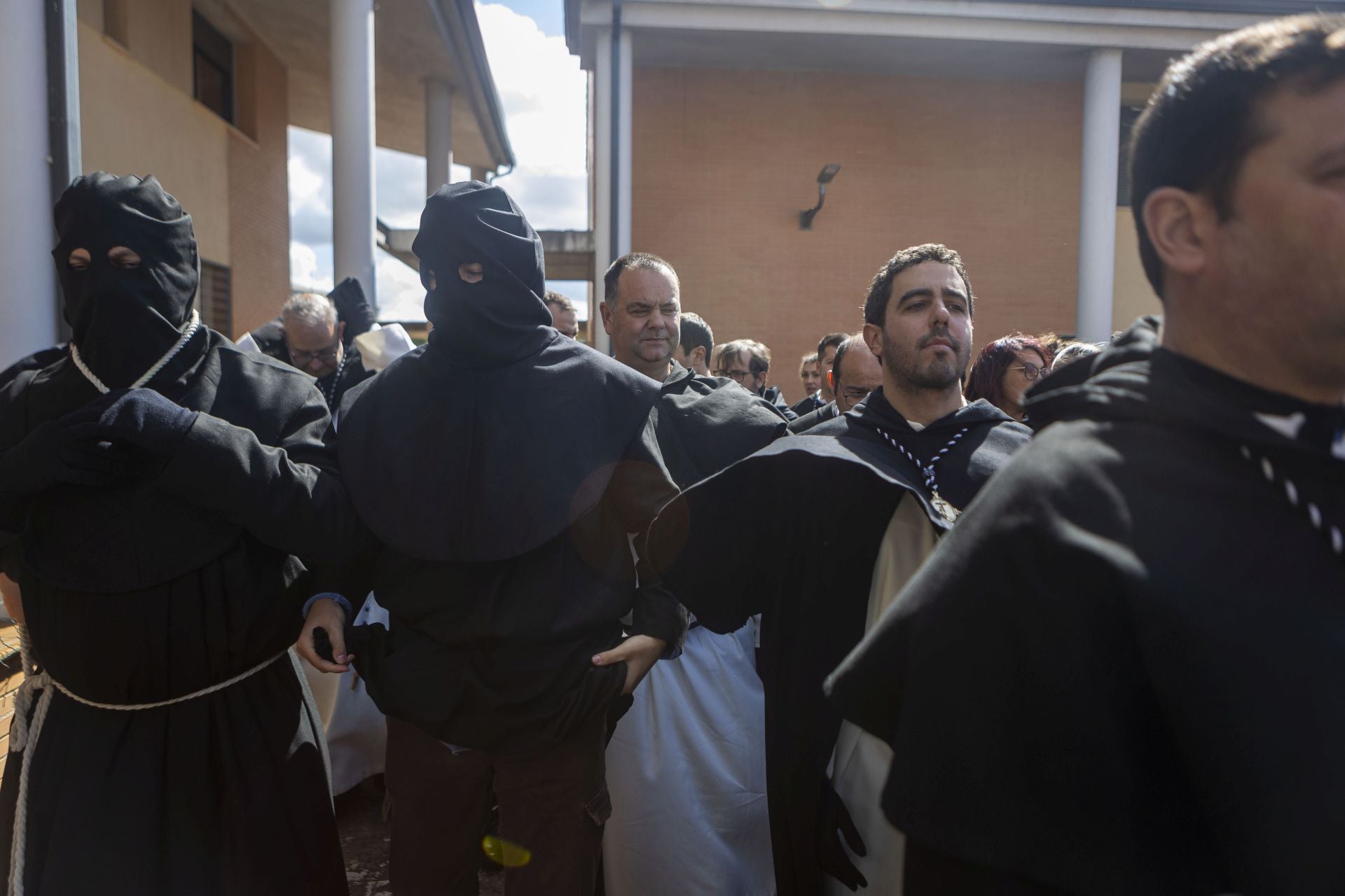 La procesión de la Cofradía del Cristo de la Victoria de Cáceres, en imágenes