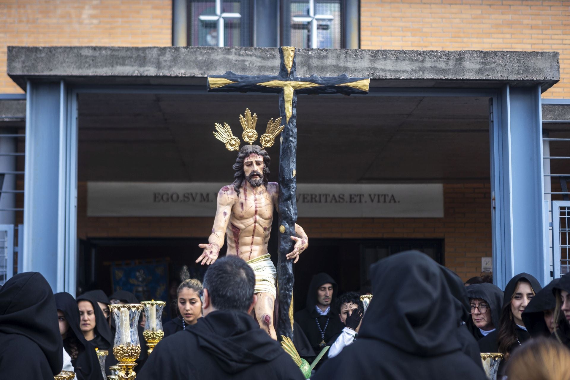 La procesión de la Cofradía del Cristo de la Victoria de Cáceres, en imágenes