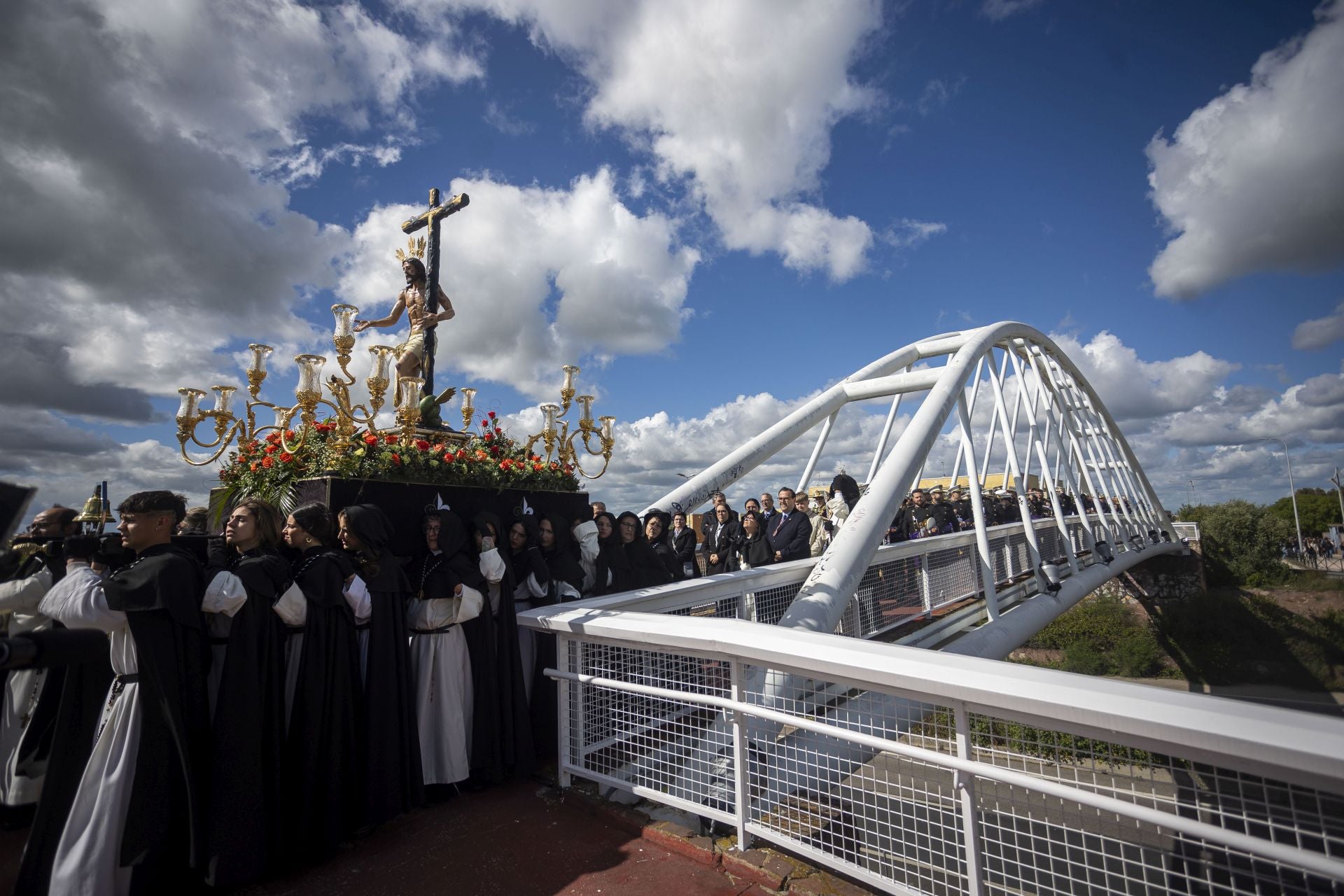 La procesión de la Cofradía del Cristo de la Victoria de Cáceres, en imágenes