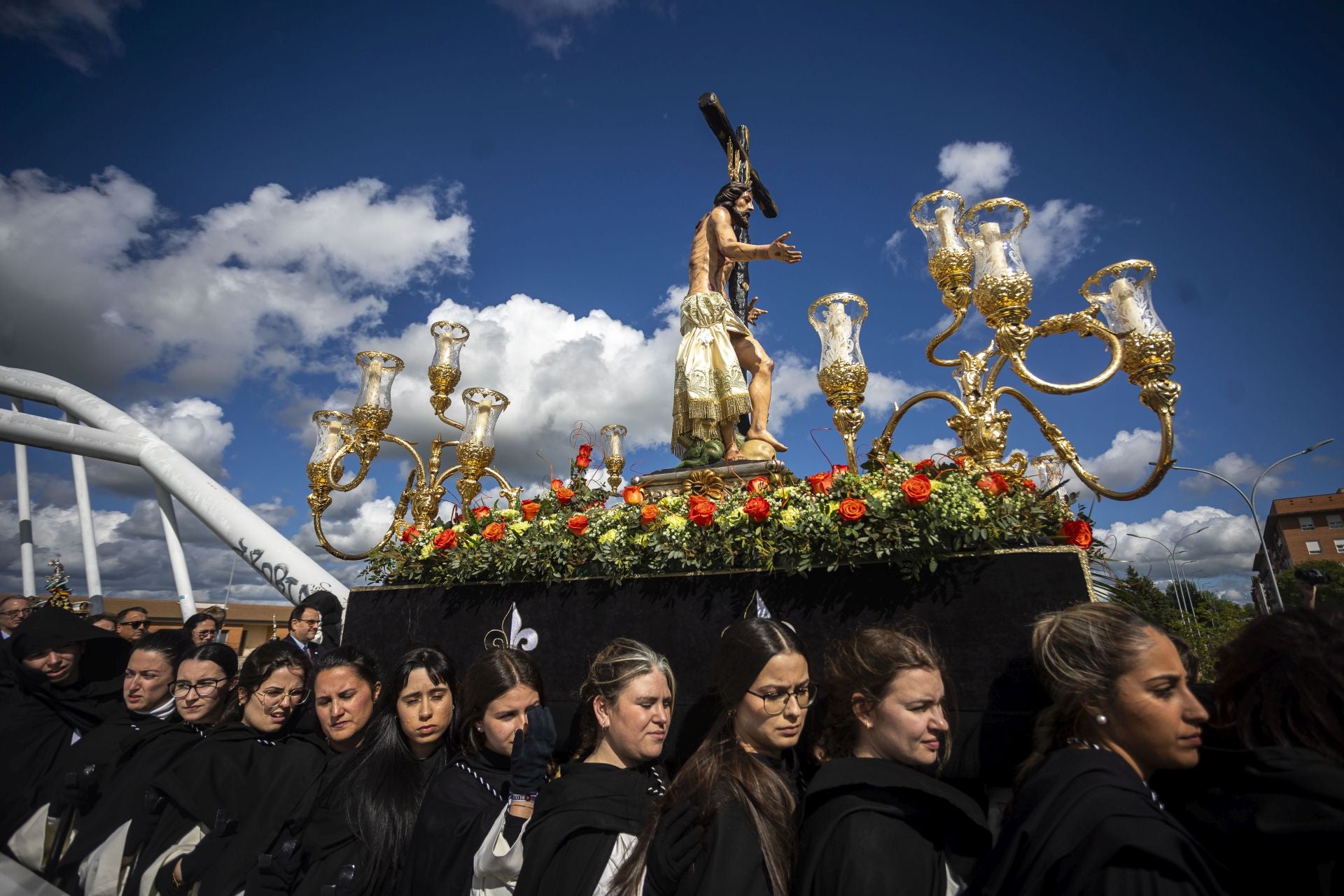 La procesión de la Cofradía del Cristo de la Victoria de Cáceres, en imágenes