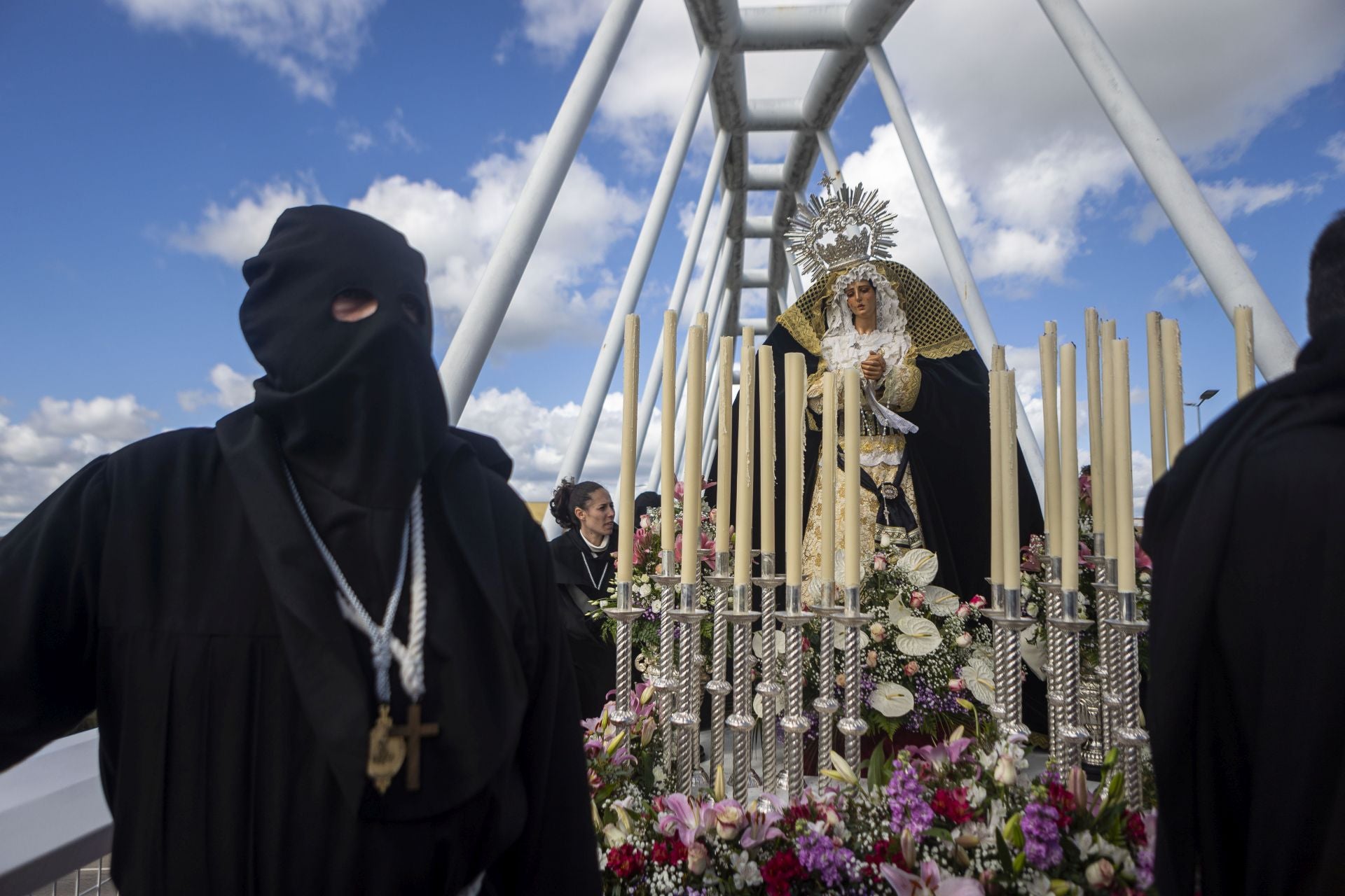La procesión de la Cofradía del Cristo de la Victoria de Cáceres, en imágenes