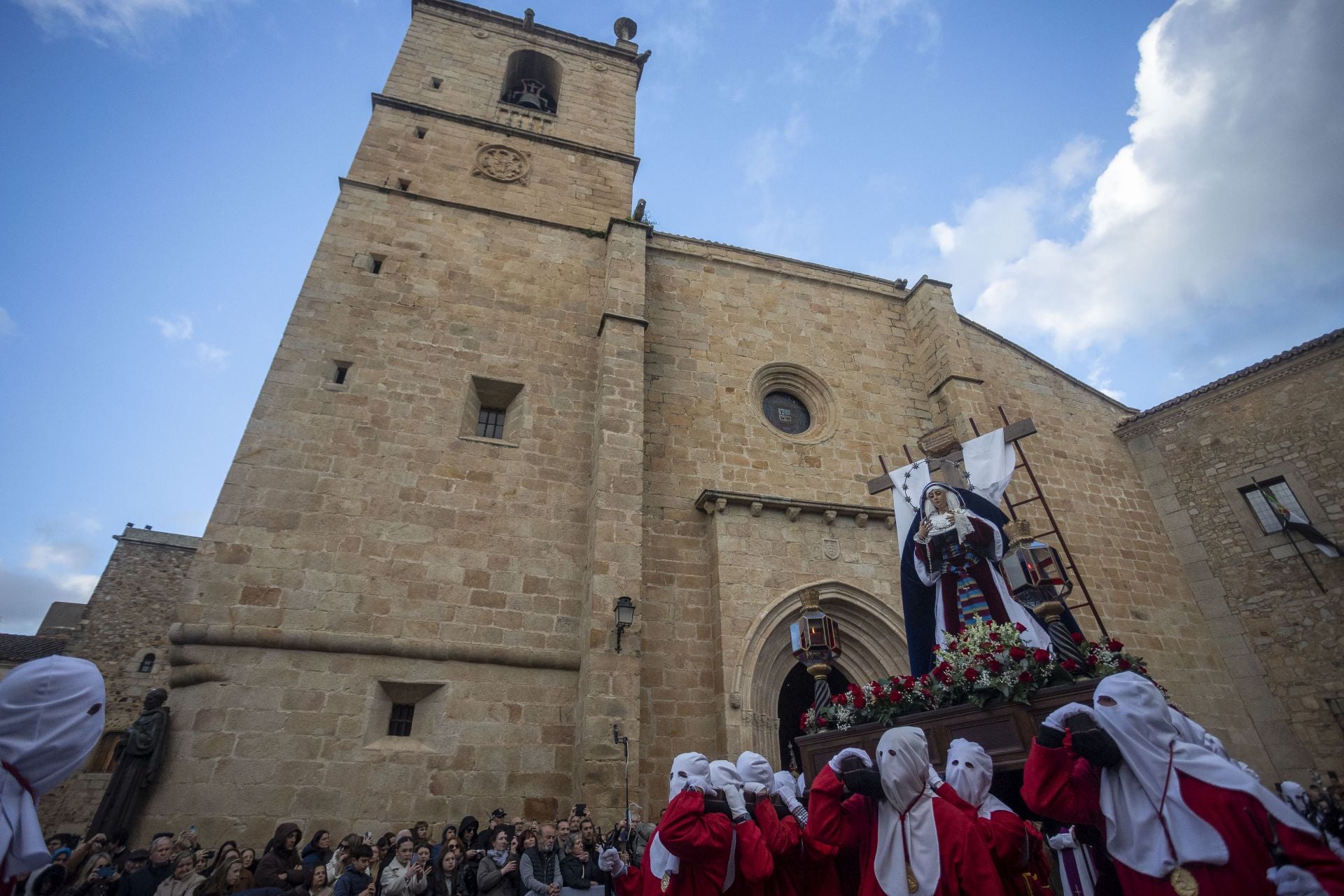 La procesión de la Cofradía de Batallas en Cáceres, en imágenes