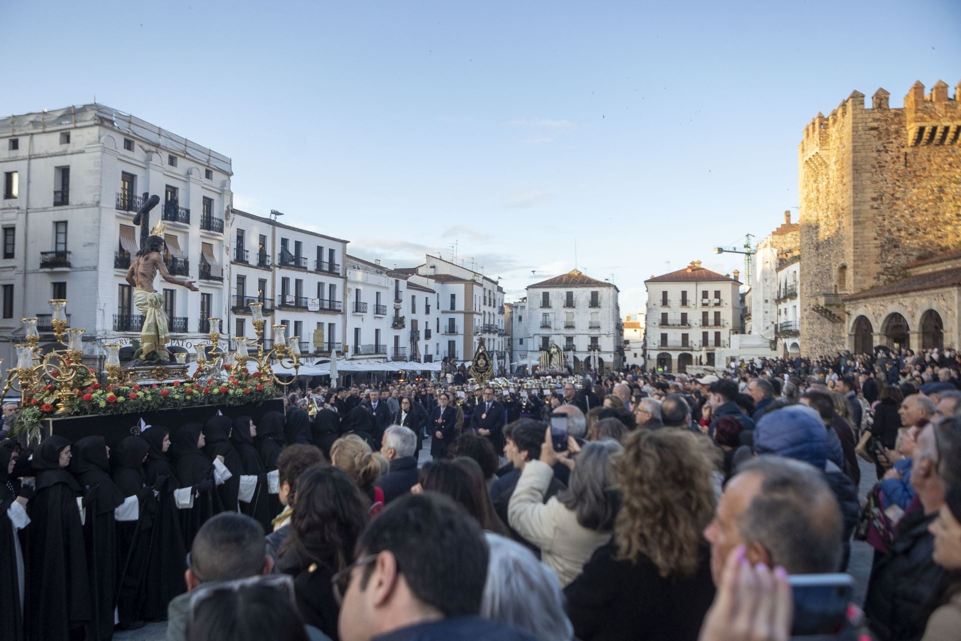La procesión de la Cofradía de Batallas en Cáceres, en imágenes