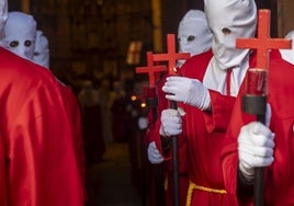 Hermanos de la cofradía de Batallas, momentos antes del inicio de la procesión de este Sábado Santo con la imagen de Nuestra Señora del Buen Fin.