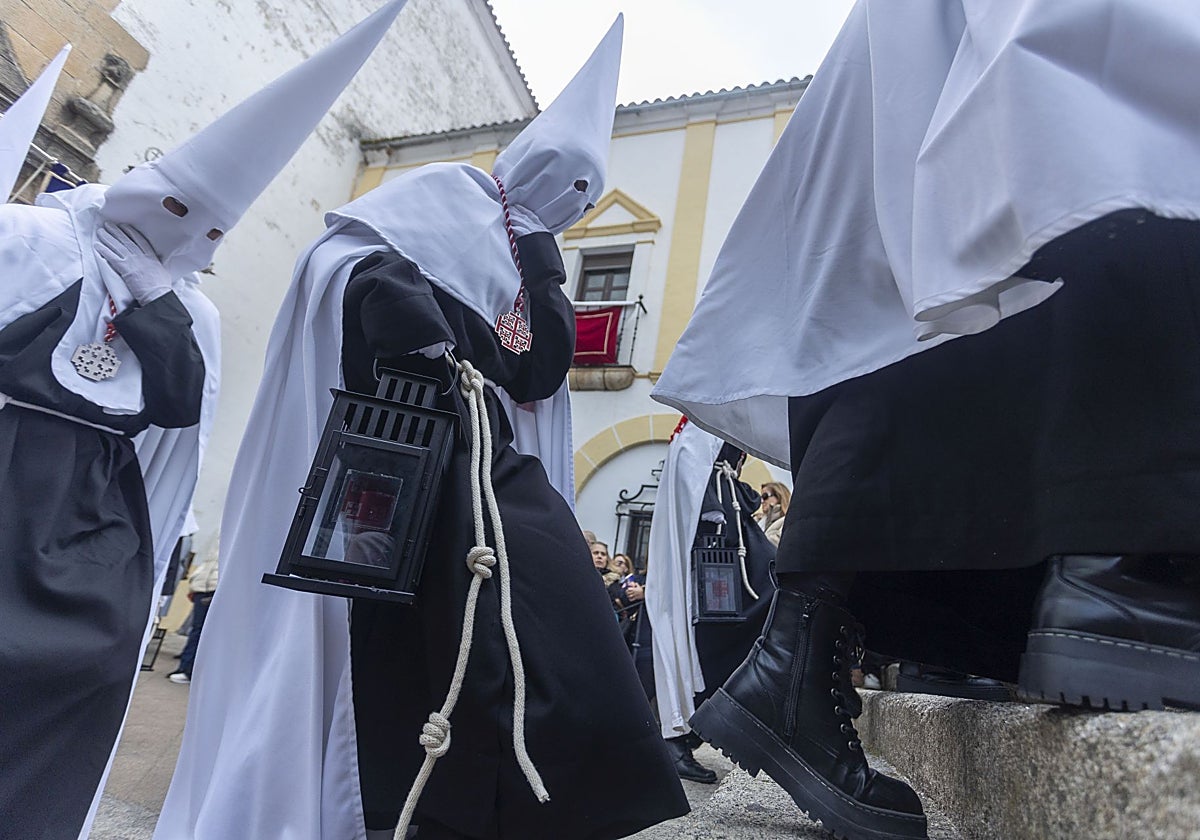 Integrantes de la cofradía de los Estudiantes, el Viernes Santo, a su salida desde Santo Domingo.