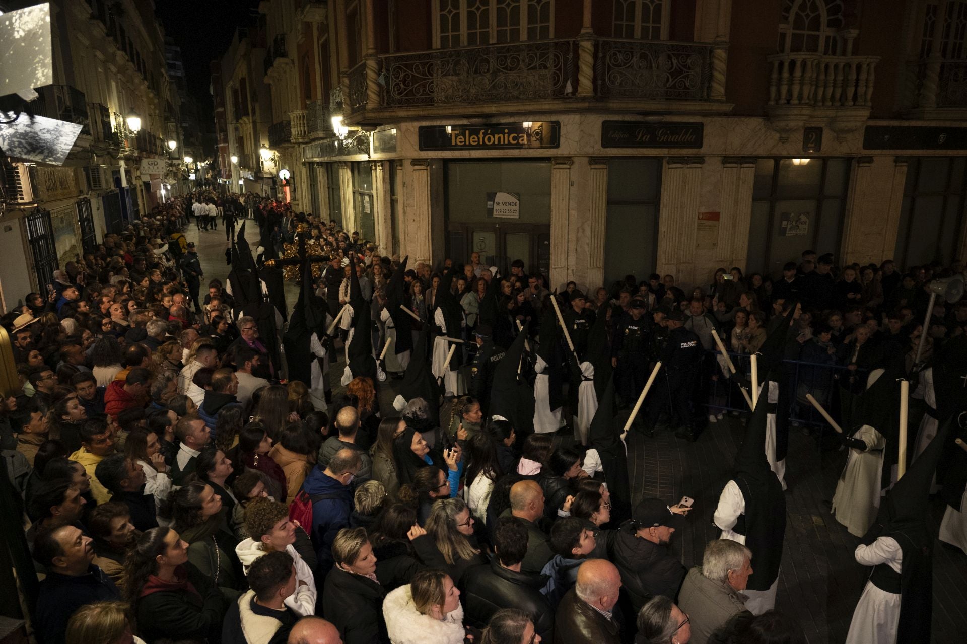 La procesión de la Virgen de la Soledad de Badajoz, en imágenes