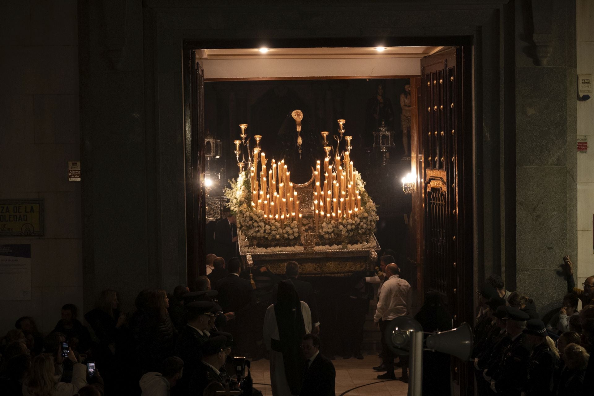 La procesión de la Virgen de la Soledad de Badajoz, en imágenes