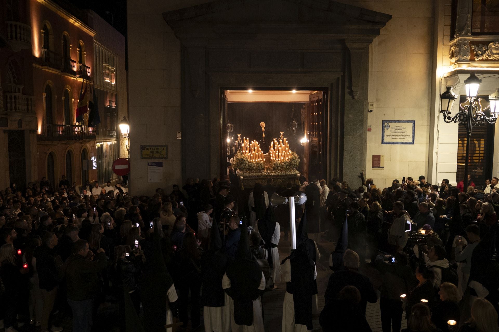La procesión de la Virgen de la Soledad de Badajoz, en imágenes
