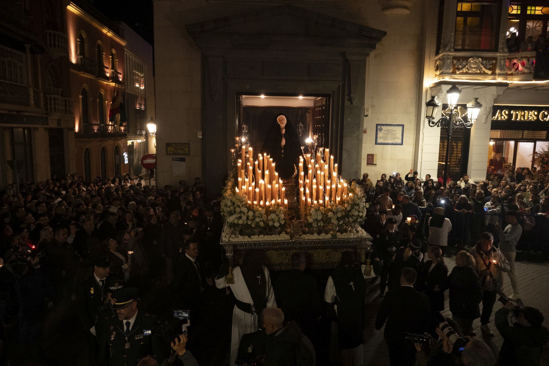 La procesión de la Virgen de la Soledad de Badajoz, en imágenes