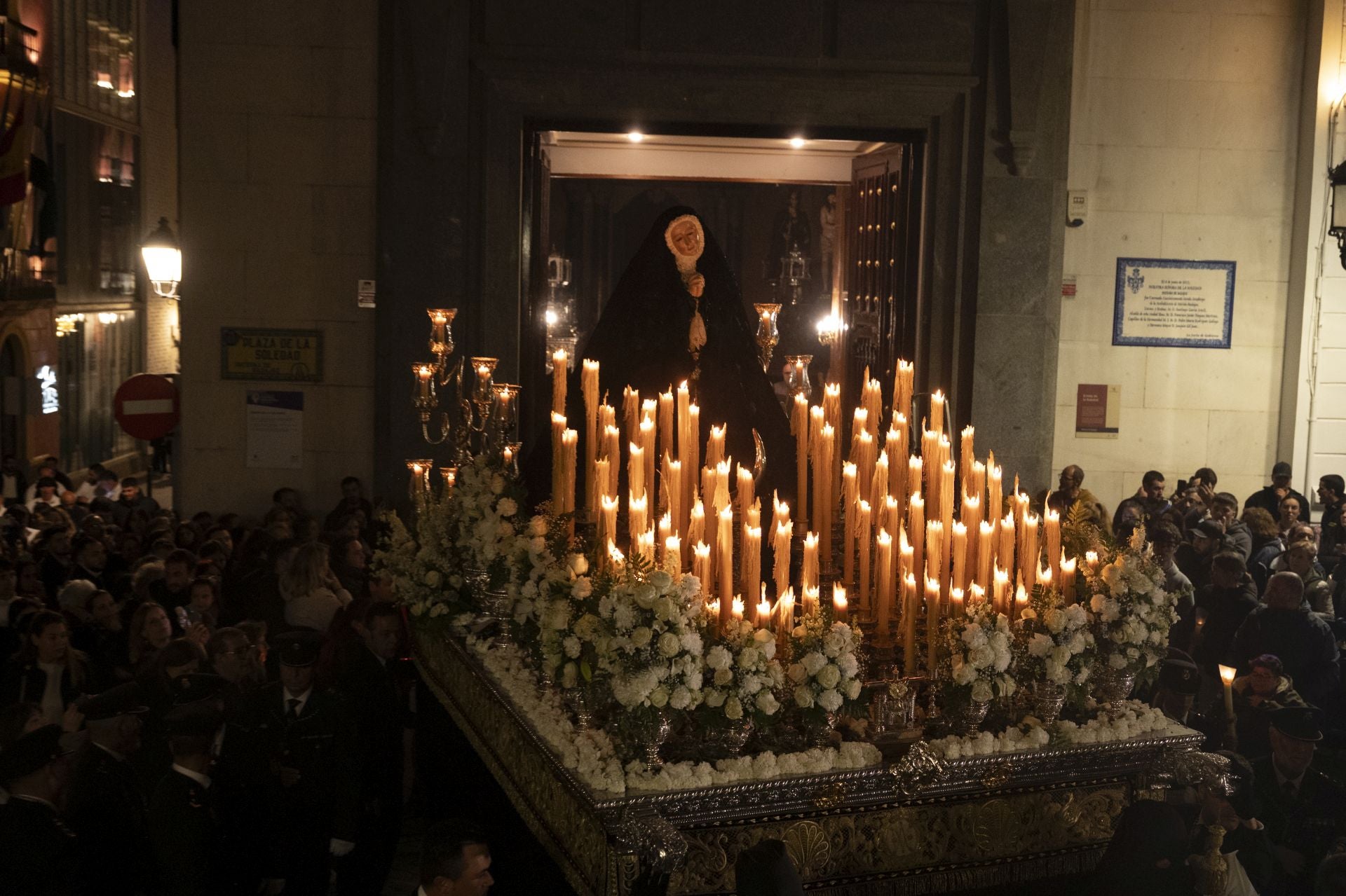 La procesión de la Virgen de la Soledad de Badajoz, en imágenes