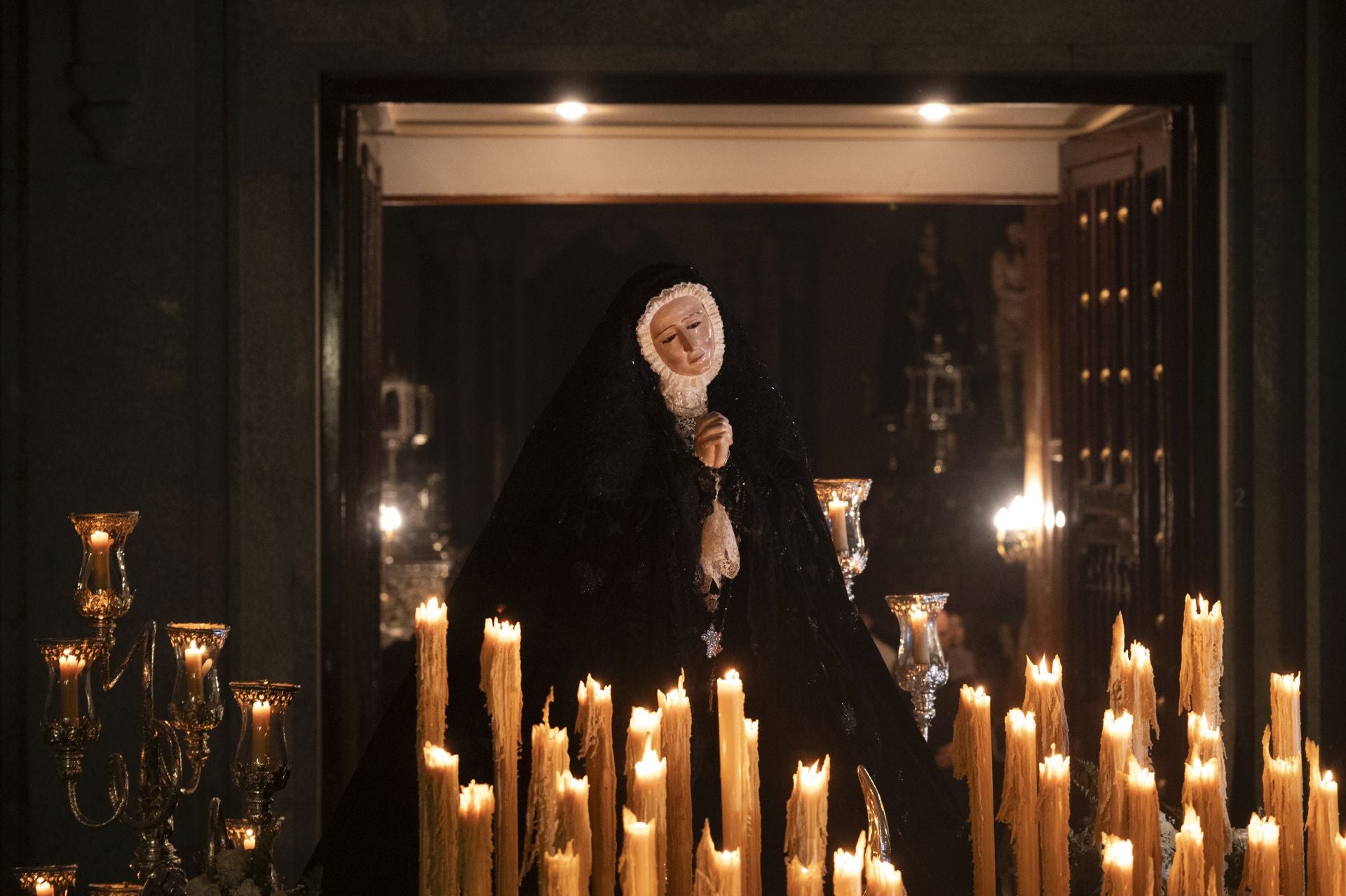 La procesión de la Virgen de la Soledad de Badajoz, en imágenes