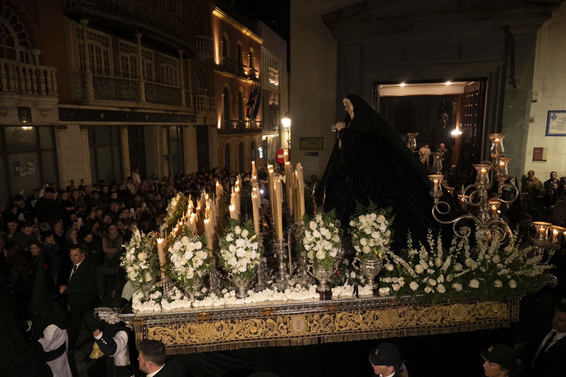 La procesión de la Virgen de la Soledad de Badajoz, en imágenes