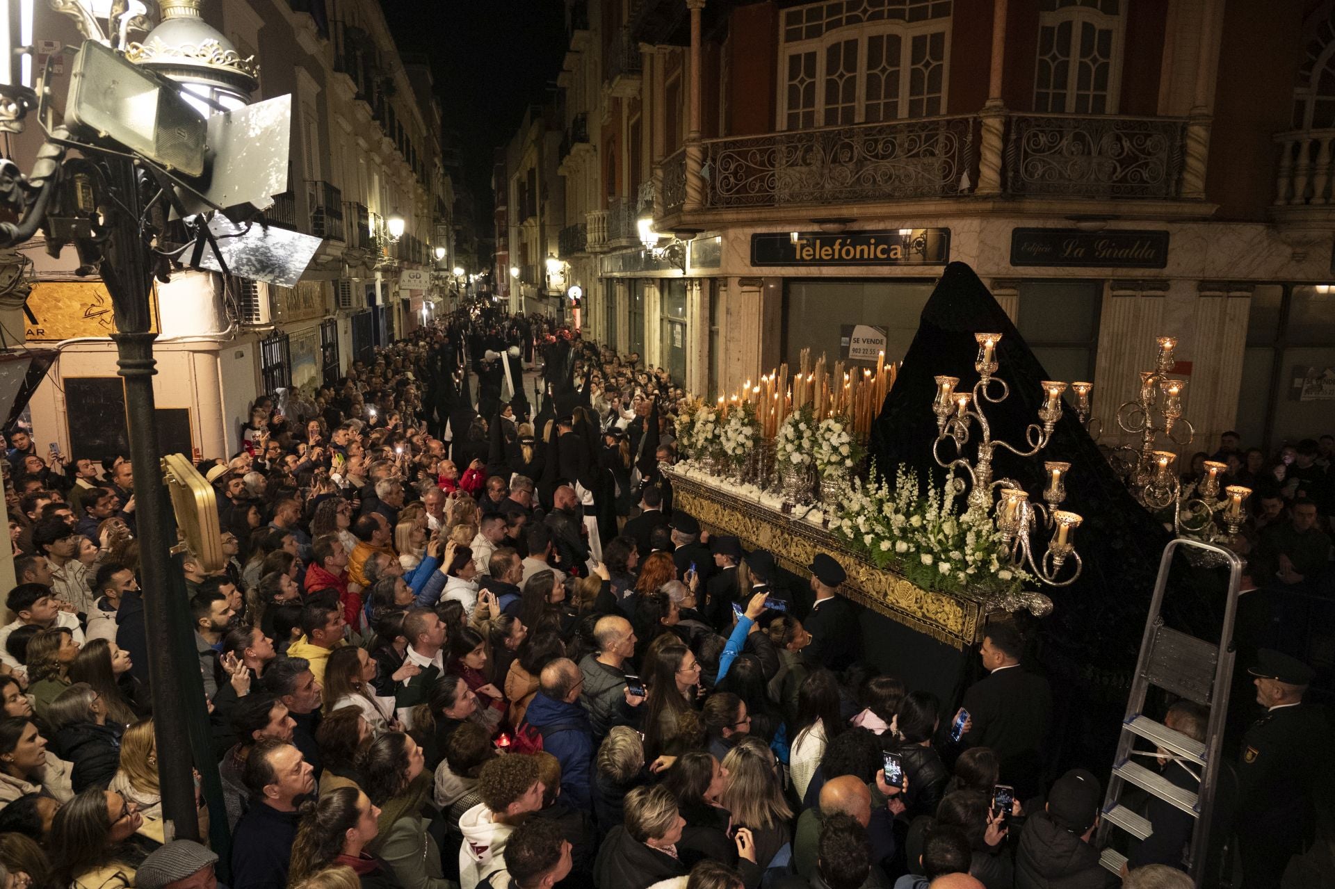 La procesión de la Virgen de la Soledad de Badajoz, en imágenes