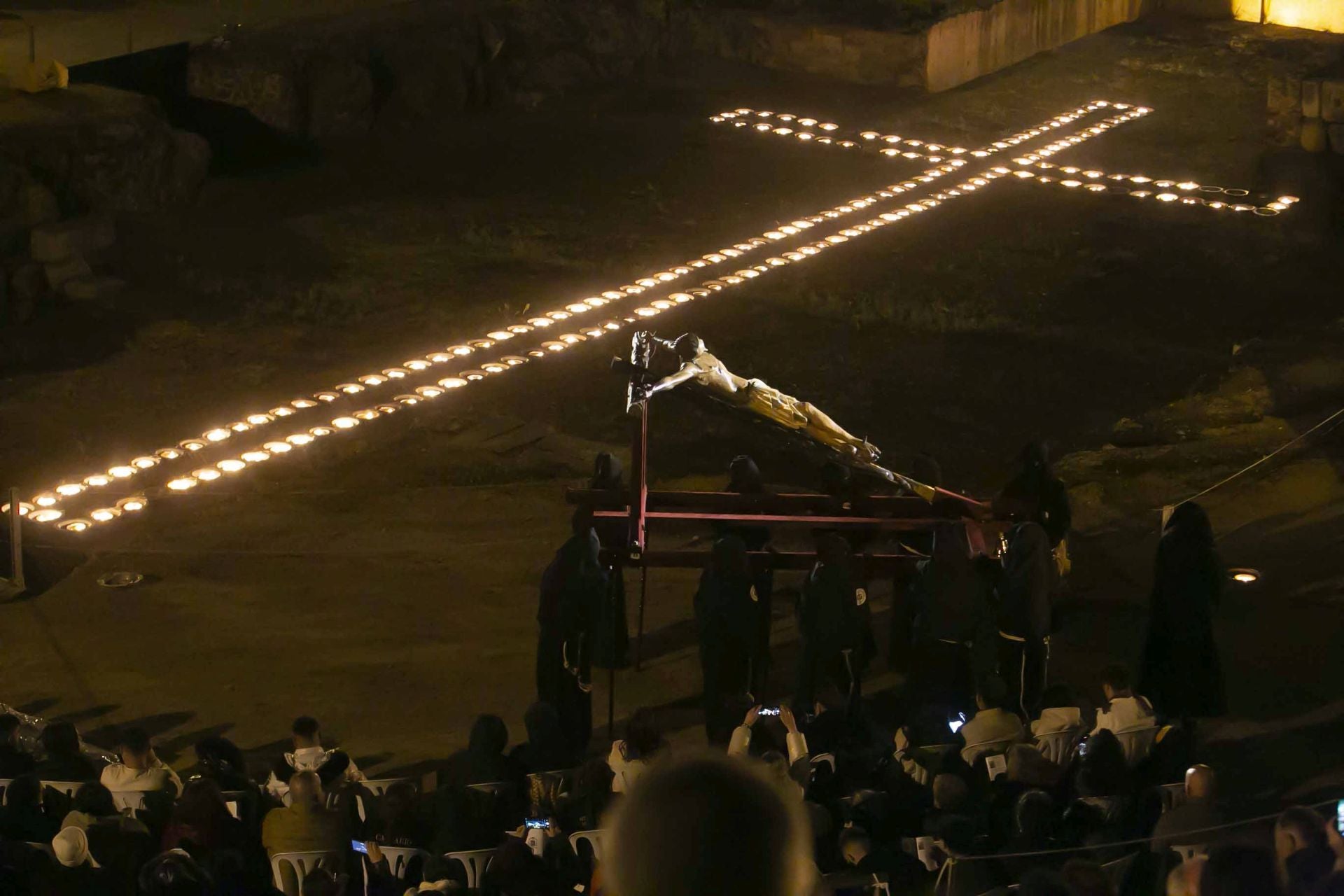 Las mejores imágenes del viacrucis en el Anfiteatro de Mérida