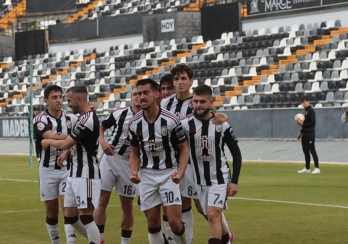Jorge Barba celebra el primer gol del Badajoz frente al Santa Amalia.