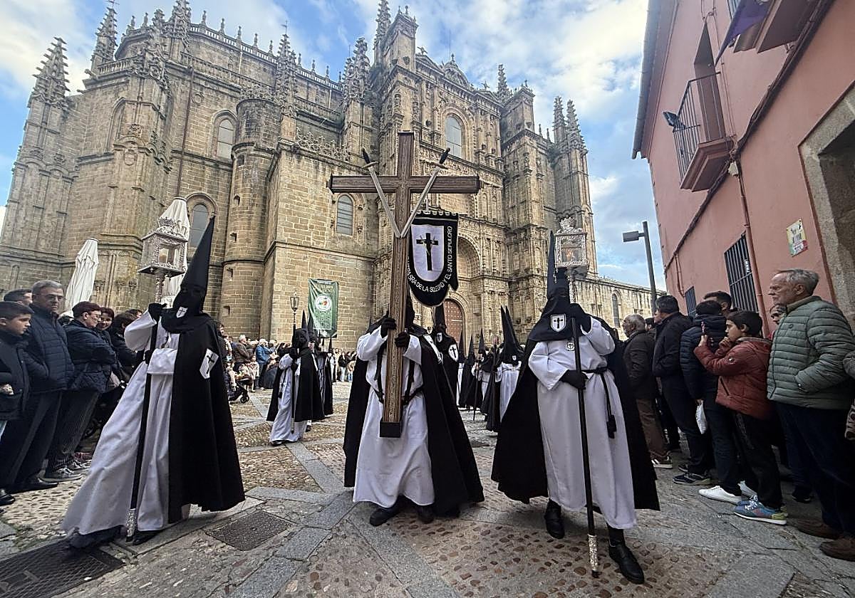 Claros y nubesUna fina lluvia sorprendió a la procesión en la Catedral.