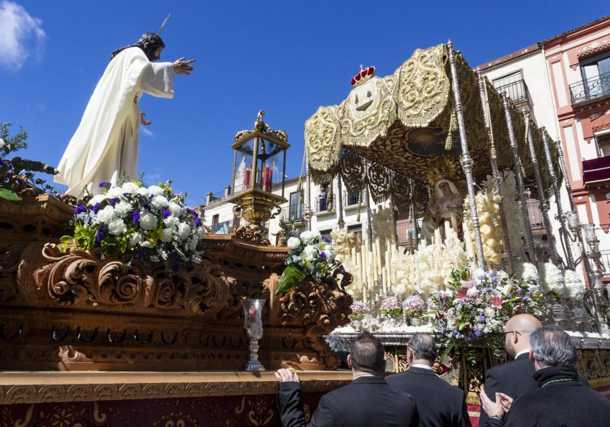 Encuentro de María Santísima del Rosario y Jesús de la Pasión, que se producirá en la Plaza Mayor.
