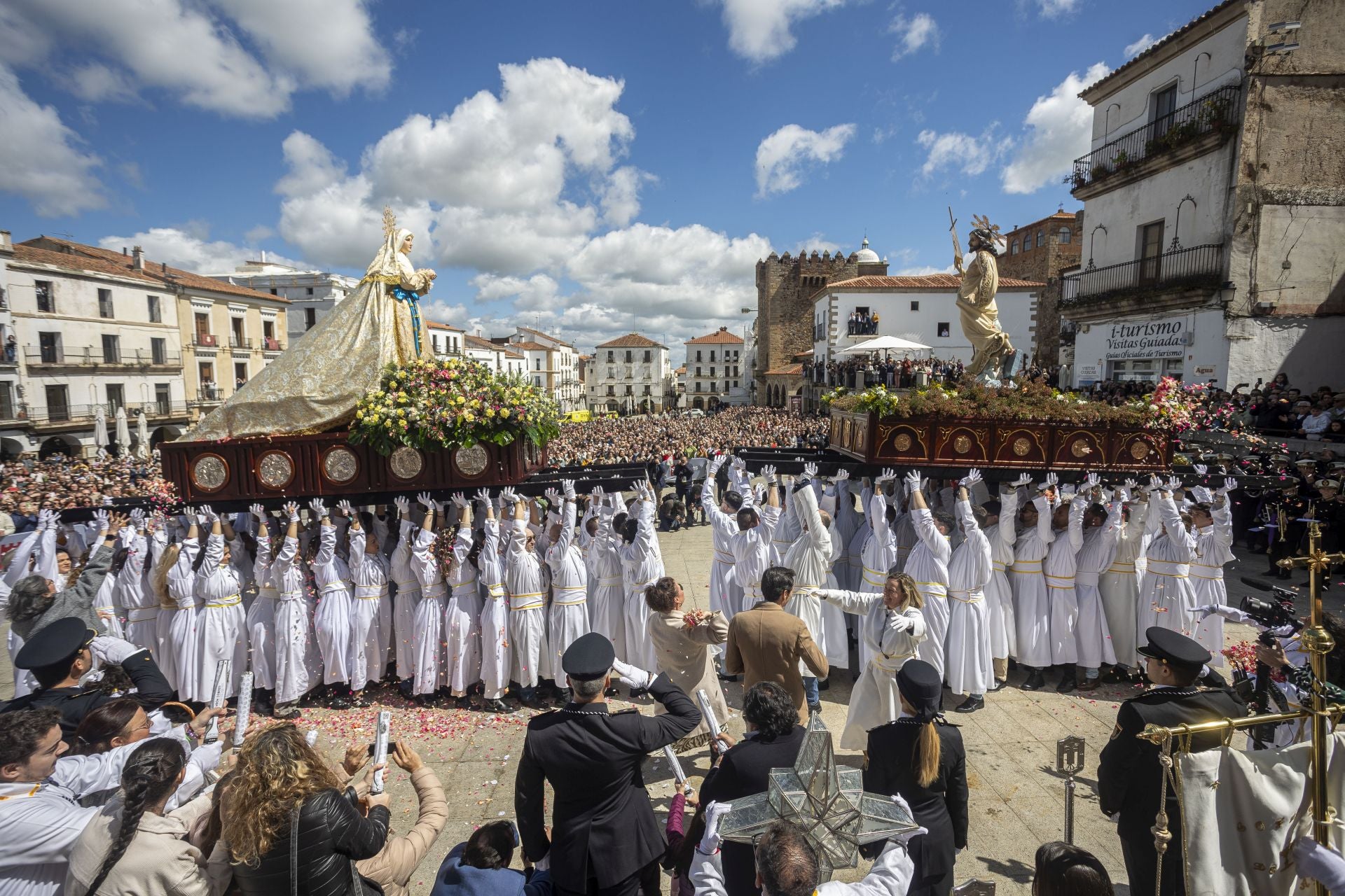 Fotos | Así ha puesto Cáceres el broche final a la Semana Santa