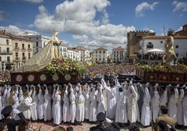 Momento en el que se ha escenificado el Encuentro entre el Resucitado y la Virgen de la Alegría en la Plaza Mayor de Cáceres. Esta vez el acto ha tenido lugar delante de las escalinatas del Ayuntamiento.
