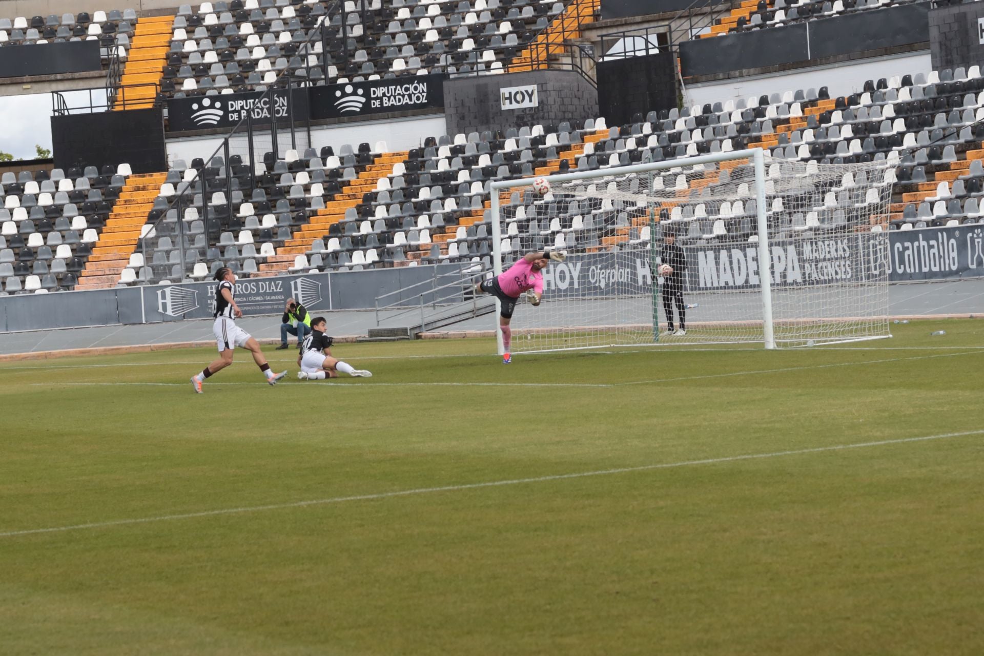 El partido entre el Badajoz y el Santa Amalia, en imágenes