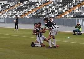 El partido entre el Badajoz y el Santa Amalia, en imágenes