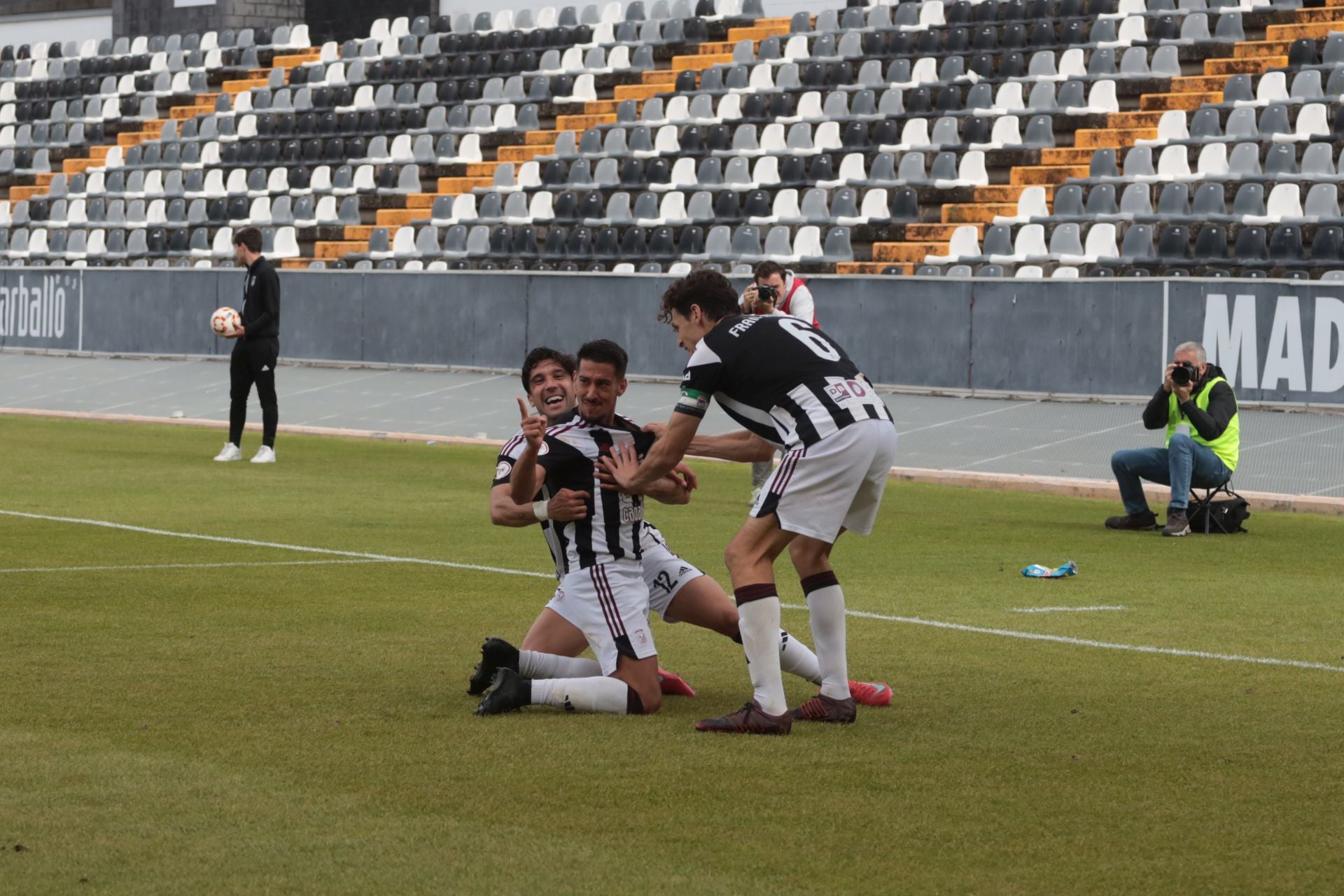 El partido entre el Badajoz y el Santa Amalia, en imágenes