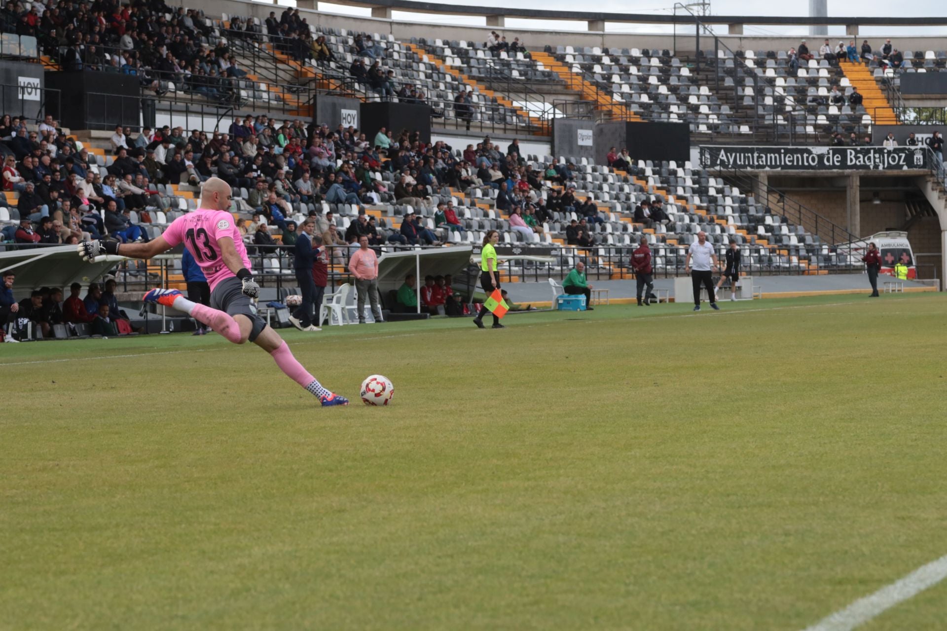 El partido entre el Badajoz y el Santa Amalia, en imágenes