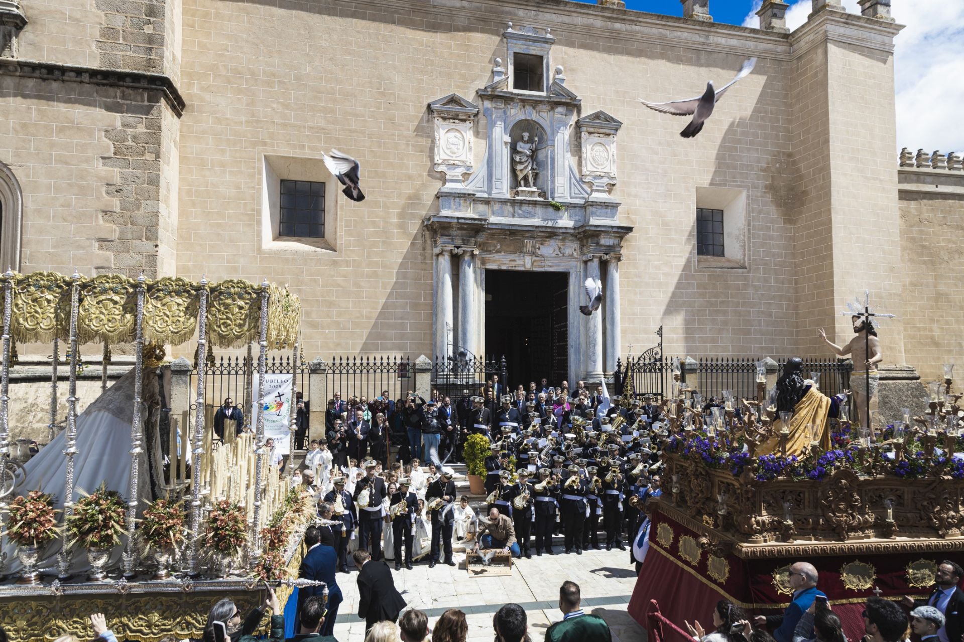 Fotos | Así ha sido la procesión de la Hermandad del Resucitado